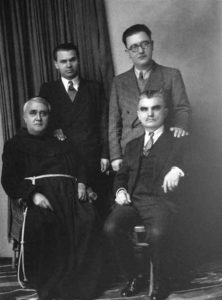 Fotoja legjendare e Kel Marubit: (Nga e majta) Gjergj Fishta, Lasgush Poradeci, Ernest Koliqi, Asdreni, 1930.