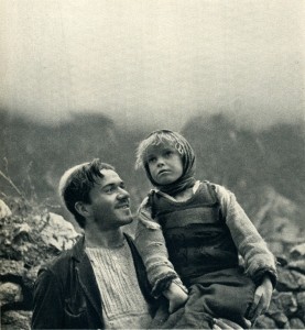 GM048: Father and daughter in Okol in the Shala Valley (Photo: Giuseppe Massani, 1940).
