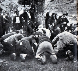 Funeral malisor. Vite 1930. Mirditë? Funeral rite in Albanian mountains area, 1930s. Rite funéraire de montagnards albanais, années 1930.
