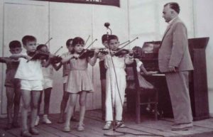 Stathi Cehaef gjate nje ore mesimi ne Shkollen e Muzikes, Mujo Ulqinaku ne Durres