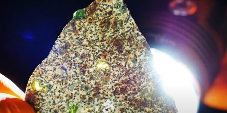 Një meteorit i zbuluar në Sahara, pretendohet se është i formuar para se të formohej Toka?